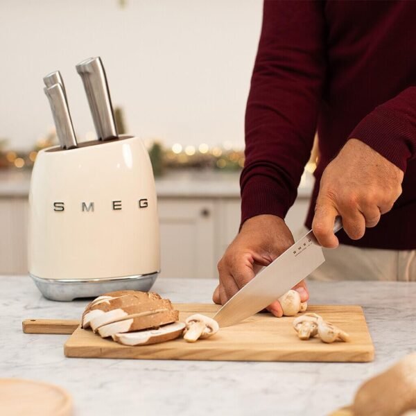 Bloc à couteaux Smeg KBSF02CR, 6 couteaux inclus, en acier inoxydable, corps du bloc et fente pour couteaux en acier inoxydable, bois d'acacia, couleur crème