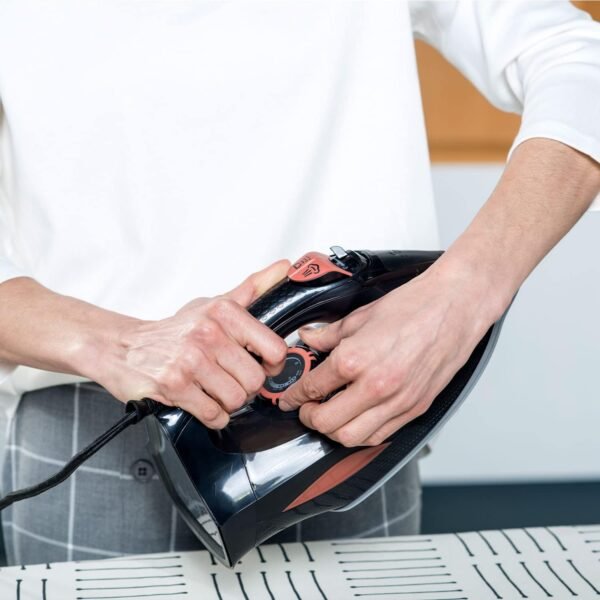 Fer à repasser BLACK & DECKER- 3000W- 45gr/mn - pressing 200gr/mn - semelle en céramique BXIR3000E