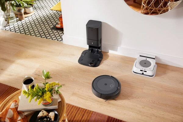 IRobot Roomba i3+ (i3554) - Aspirateur Robot connecté WiFi - Cartographie Intelligente - Nettoyage par pièce avec système d'autovidage - 2 extracteurs en Caoutchouc multisurfaces - Idéal pour Animaux