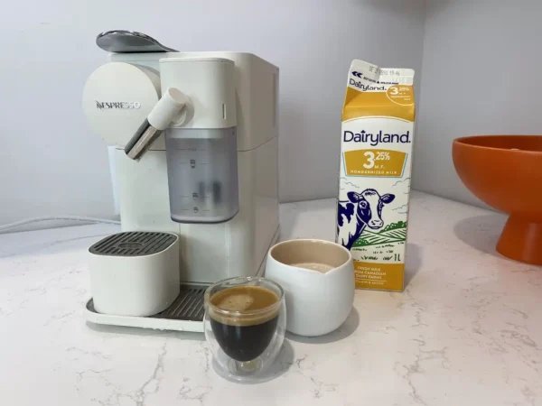 De'Longhi Nespresso Lattissima One Evo , Machine a Café Capsule, Expresso et Cappuccino, 1450W, Blanc [Classe énergétique A+] EN510.W