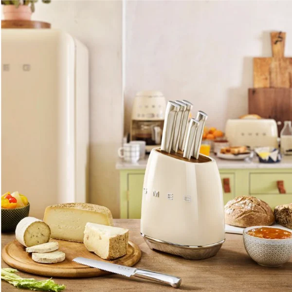 Bloc à couteaux Smeg KBSF02CR, 6 couteaux inclus, en acier inoxydable, corps du bloc et fente pour couteaux en acier inoxydable, bois d'acacia, couleur crème