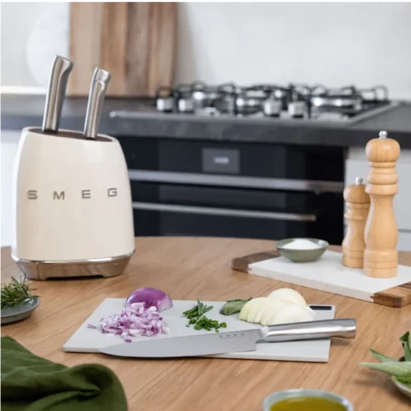 Bloc à couteaux Smeg KBSF02CR, 6 couteaux inclus, en acier inoxydable, corps du bloc et fente pour couteaux en acier inoxydable, bois d'acacia, couleur crème