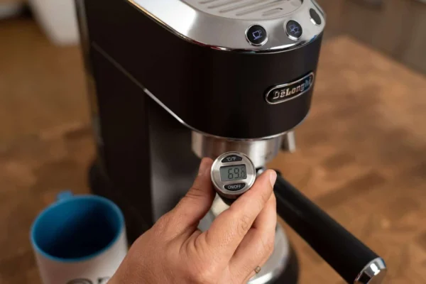 MACHINE A CAFE DELONGHI DEDICA STYLE NOIR EC695.BK.