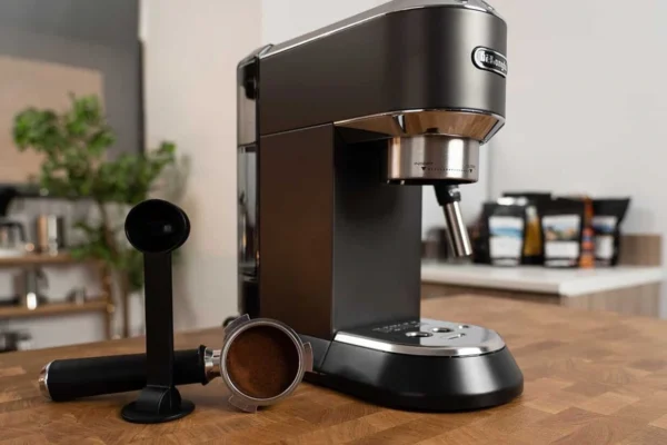 MACHINE A CAFE DELONGHI DEDICA STYLE NOIR EC695.BK.