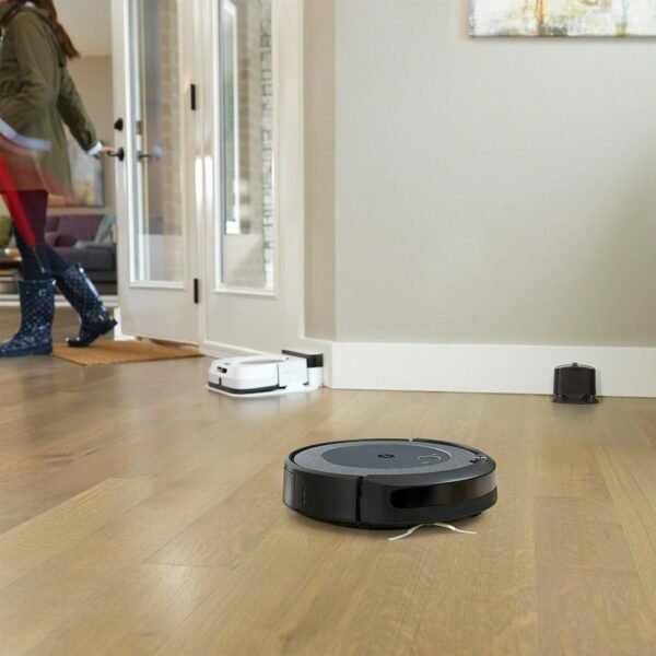 IRobot Roomba i3+ (i3554) - Aspirateur Robot connecté WiFi - Cartographie Intelligente - Nettoyage par pièce avec système d'autovidage - 2 extracteurs en Caoutchouc multisurfaces - Idéal pour Animaux
