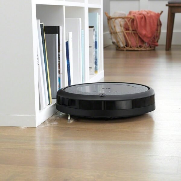 IRobot Roomba i3+ (i3554) - Aspirateur Robot connecté WiFi - Cartographie Intelligente - Nettoyage par pièce avec système d'autovidage - 2 extracteurs en Caoutchouc multisurfaces - Idéal pour Animaux